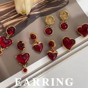 Boucles d'oreilles pendantes géométriques en forme de cœur pour femme, style rétro français, couleur bordeaux, en cuivre rouge et résine, accessoire de mode de luxe léger - Product Image 6