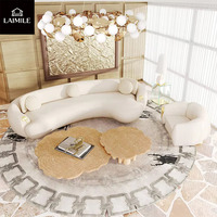 Modernes Gebogenes Ecksofa Weißes Stoffbezogenes Sofa Goldfarbene Metallbasis Luxuriöses Halbmond-Sofa für Villa-Wohnzimmer