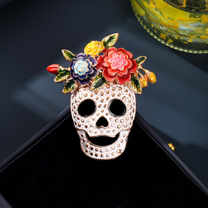 Nuova spilla a forma di teschio di Halloween, maschera bianca terrificante e particolare, corsage in stile europeo, spilla per costume da festival, accessorio - Product Image 2