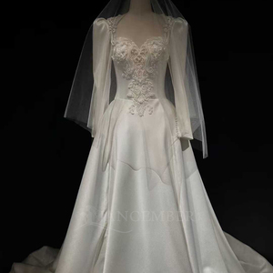 Robe de mariée civile NT51 en satin, coupe A-line, longueur ras du sol, avec dentelle florale moderne brillante, appliques en cristal et manches longues, décolleté cœur - Product Image 4