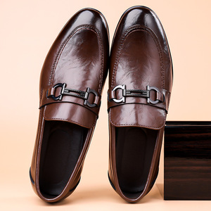 รองเท้าหนังสีน้ำตาลแบบสวมสำหรับผู้ชาย ระบายอากาศได้ดี เหมาะสำหรับใส่ทำงาน ใส่ลำลอง หรือใส่เป็นทางการ - Product Image 3