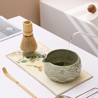 Produit transfrontalier très vendu : Bol à matcha en céramique Dehua de style japonais, motif lotus en relief et fleur de cerisier, fouet à matcha et outil à thé