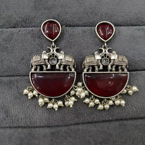 Boucles d'oreilles oxydées en pierre et perle de Monalisa à la mode avec finition argentée en laiton matériau principal bijoux de mode ethnique pour femmes - Product Image 1