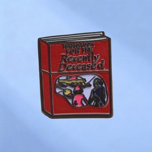 Épinglette en émail du <span class=keywords><strong>film</strong></span> « Manuel pour les personnes récemment décédées », badge de comédie d'horreur - Product Image 4