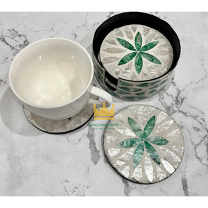 Posavasos y alfombrillas de café redondos decorativos modernos de ratán ecológico hechos a mano con patrón floral de 6 piezas y mosaico de conchas marinas - Product Image 2