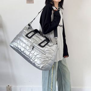 Sacs de voyage matelassés en nylon personnalisés de grande taille, sacs fourre-tout matelassés pour femmes, sacs de voyage matelassés avec bandoulière réglable - Product Image 6
