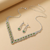 Ensemble collier et boucles d'oreilles en strass imitation émeraude plaqué rhodium, design élégant pour mariage, fourni par l'usine