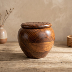 Urna de madera hecha a mano en forma de lágrima con tapa tallada, ataúd duradero para mascotas, memorial para cenizas. - Product Image 4