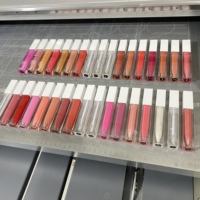 Vente en gros de rouges à lèvres liquides hydratants, gloss brillants, gloss mats vegan, gloss repulpant et teintes à lèvres nude, disponibles en marque privée