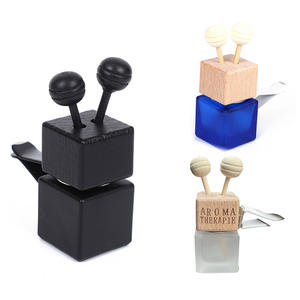 Diffuseur de parfum pour voiture en verre noir carré de 8 ml avec bouchon à vis et clip de fixation pour grille d'aération - Product Image 1