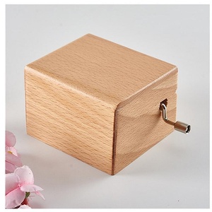 Caja <span class=keywords><strong>de</strong></span> <span class=keywords><strong>Música</strong></span> <span class=keywords><strong>de</strong></span> Madera <span class=keywords><strong>de</strong></span> Haya con Logotipo Personalizado, Pintada a Mano y Grabada, con Manivela, con <span class=keywords><strong>Música</strong></span> Personalizada TY-702019 - Product Image 2