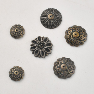 Accessoires de meubles de style antique en alliage de zinc Wenzhou Platinum Link, décoratifs en forme de fleur, pour la protection des coins - Product Image 3