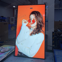 Pantalla interior de 65 pulgadas Siginage digital colgante de doble cara y pantalla Monitor de ventana de alto brillo Pantalla publicitaria de 2500nit