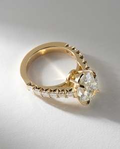 Bague tendance en or massif avec diamant de laboratoire taille brillant ovale pour femme, idéale pour fiançailles, mariage, anniversaire, ou comme bijou de soirée - Product Image 5