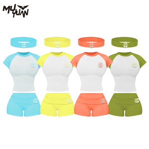 Set Loungewear Personalizzato con Logo per Donna, Completo in Cotone con Fascia per Capelli, Maniche Raglan, Vita Pieghevole, Set 2 Pezzi con Pantaloncini - Product Image 1