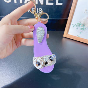Porte-clés de chaussures à paillettes 3D mini mignon Porte-clés de chaussures Pendentif sandale <span class=keywords><strong>en</strong></span> <span class=keywords><strong>cuir</strong></span> avec diamant Cadeau de vacances Fête Faveurs Porte-clés de pantoufle - Product Image 4