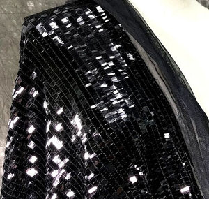 Tissu en maille à sequins noirs rectangulaires de 9 mm, élégant, pour mariage, soirée décontractée, brodé, transparent, tricoté en polyester/métallique - Product Image 3