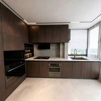 Moderne Maßgefertigte Dunkle Holzküchenschränke mit Kochinsel Esstisch & Quarzstein-Arbeitsplatte