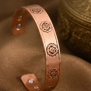 Brazalete Abierto Magnético Grabado con Chakras de Cobre Puro, Joyería Metálica Hecha a Mano, Artesanía Exquisita - Product Image 1