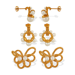 ต่างหูมุกทรงดอกไม้ มุกสีขาว สีทอง เกรด AA แบบติดกรงเล็บ ใส่ได้ทุกวัน - Product Image 5