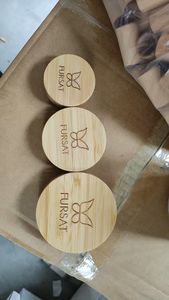 Tarro de Vidrio para Crema Facial con Tapa de Madera, Superficie Transparente Esmerilada, Logotipo Grabado con Serigrafía - Product Image 2