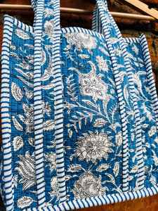 Sac fourre-tout en coton matelassé à motif floral, conçu pour un transport confortable toute la journée et un style de vie durable et réutilisable - Product Image 3