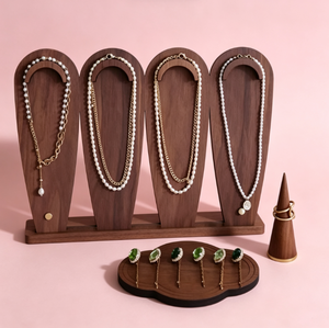 Ensemble de présentoirs à bijoux vintage en bois brun, support arqué pour colliers, cône porte-bagues et plateau à boucles d'oreilles pour l'affichage de bijoux en boutique - Product Image 5