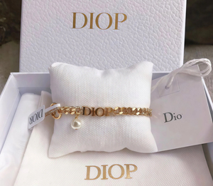 Pulsera de la Serie D con Circonitas Microincrustadas y Colgante de Perla, Estilo Lujoso y de Alta Gama - Product Image 1