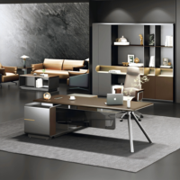 Bureau de direction moderne de luxe avec toucher doux, 2200*900mm, pieds inclinés argent liquide et armoire réversible pour suite de bureau
