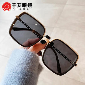 Gafas de Sol Qianai de Moda para Mujer, Montura Cuadrada Grande, Lentes de PC con Protección UV400, Estilo para Viajes y Conducción - Product Image 1