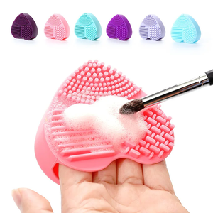 Limpiador de Brochas de Maquillaje de Silicona en Forma de Corazón - Diseño Plegable con Esponja Rosa Gratis, Portátil y de Secado Rápido para una Fácil Limpieza - Product Image 2