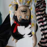 Clown animatronique grandeur nature tenant une poupée, accessoire d'Halloween, décoration électrique mobile effrayante pour maison hantée, parc à thème