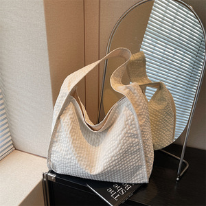 Bolso de hombro minimalista de lona con diseño de lichee, dos asas, diseño superior abierto para uso diario, para todas las estaciones, color neutro - Product Image 1
