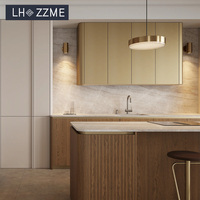 Ensemble de meubles de cuisine complets en chêne massif de haute qualité, personnalisés, avec îlot central et plan de travail en quartz, cuisine ouverte pour villa