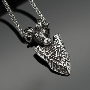 Colgante de acero de titanio con rúnas vikingas y flecha, cabeza de oveja, estilo europeo y americano, de acero inoxidable, mitología vikinga y piratas. - Product Image 1