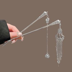Élégante Pique à Cheveux de Style Chinois avec Pendentif Épée et Pompon, pour Coiffures Chignon, Accessoire de Coiffure et Bijou pour Femme - Product Image 1