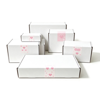 Boîte d'expédition en carton ondulé blanc avec logo personnalisé imprimé pour l'emballage de vêtements, bijoux et cosmétiques pour le e-commerce