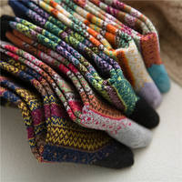 Vente en gros de chaussettes en laine mérinos confortables et personnalisées pour maison printemps-hiver avec motifs floraux