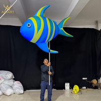 Poupée de poisson de mer gonflable de 2 m de long pour l'ouverture d'un festival de cinéma, accessoire de spectacle