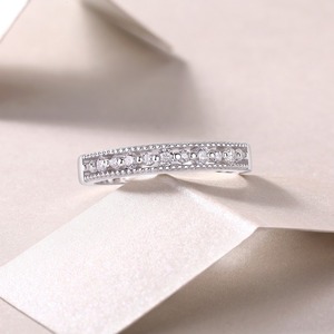 Anillo de mujer vintage de plata de ley 925 chapada en plata con moissanita de corte redondo graduado, engaste de puntas compartidas y borde de milgrain, tipo banda de eternidad - Product Image 2