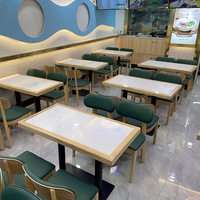 Fast-Food-Café Esstisch-Stuhl-Set Gesinterte Steinplatte Massivholz-Kante Mediterranes Modernes Design Quadratisch für Restaurants