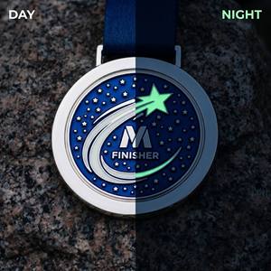 Medalla Luminosa Personalizada de Plata Antigua que Brilla en la Oscuridad <span class=keywords><strong>para</strong></span> Maratón, Carreras Nocturnas y Eventos de Velocidad - Product Image 2