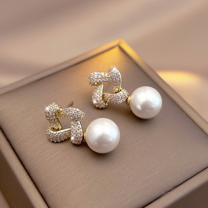 Orecchini Placcati Oro con Diamanti e Perle Irregolari, Nuovo Design di Lusso a Goccia, Stile Coreano di Tendenza per Matrimonio, Orecchini Raffinati - Product Image 3
