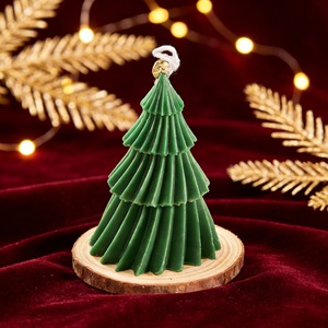 Bougie parfumée en forme de sapin de Noël coloré avec un ornement suspendu en forme de cloche pour la décoration festive de la maison et les fournitures cadeaux - Product Image 4
