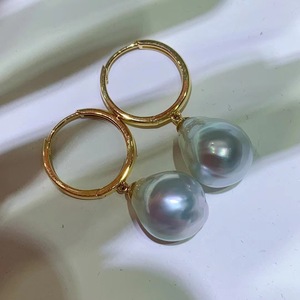 Populares Pendientes de Perlas de Oro de 18K con Acabado Mate Fino, Adornados con Pequeños Detalles Brillantes - Product Image 5