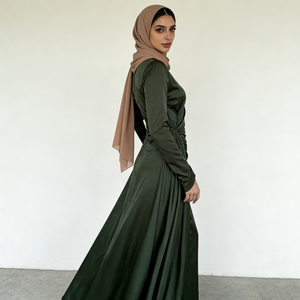 Robes musulmanes pour femmes en satin vert foncé à manches longues asymétriques plissées longueur au sol douces lisses élégantes formelles pour tous les jours - Product Image 5