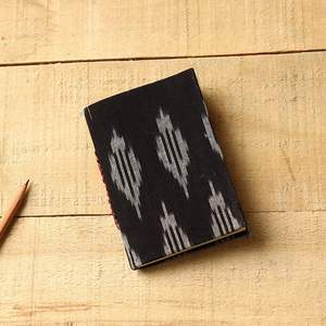Carnet de notes artisanal en papier fait main avec couverture en tissu Ikat noir (5 x 3,5 pouces) – Journal de poche artisanal - Product Image 1
