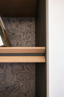 Meuble de présentation minimaliste pour salon, bibliothèque ouverte sur mesure avec panneau arrière en bois texturé et étagères de rangement en bois veiné