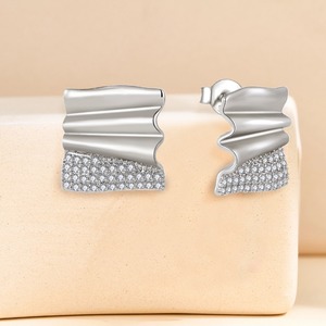 Pendientes <span class=keywords><strong>de</strong></span> tuerca <span class=keywords><strong>de</strong></span> onda plateados elegantes para mujer con piedras Pavé CZ Joyas geométricas para uso diario Fiestas <span class=keywords><strong>de</strong></span> aniversarios - Product Image 3