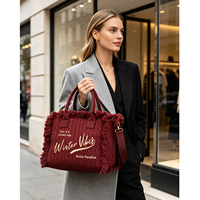 Sac fourre-tout en tricot torsadé pour femme, avec bordure à franges, texte brodé, doubles poignées supérieures et large bandoulière – Fabrication OEM/ODM